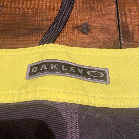 Oakley Men's Black and Yellow Board Shorts size 38 - Picture 8 of 11